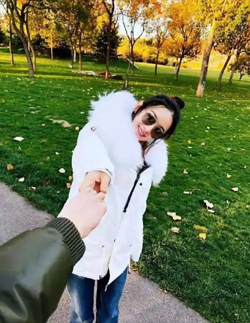 杨幂近照真的瘦了,而前男友夫妇近照明显发福
