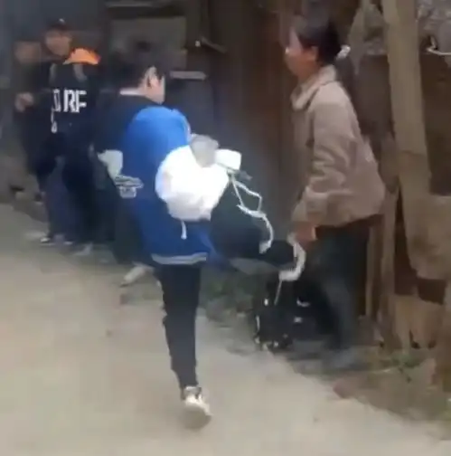 13岁女孩遭霸凌,残疾父母自责校园暴力面前,我们是孩子最后一道防线
