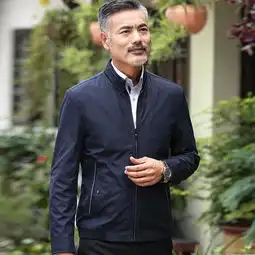 男人过了50岁,不要穿的像大叔,这样洋气的男款外套,帅气十足