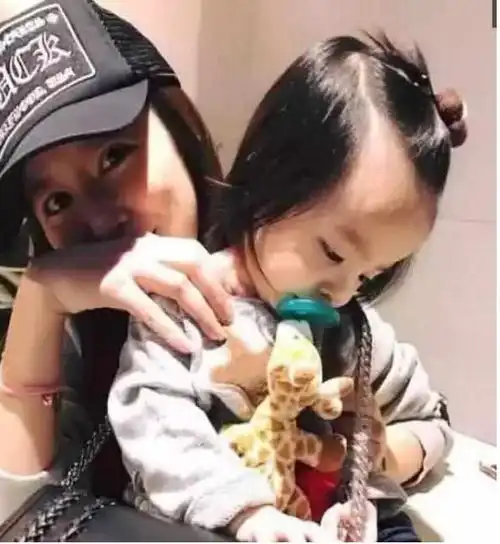 林心如女儿小海豚照片,眼睛酒窝好漂亮咘咘最美宝贝地位不保