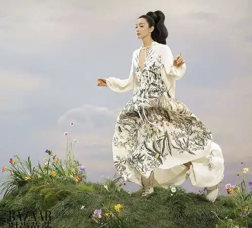 李冰冰一身白衣尽显女神范小16岁男友当街索吻像拍偶像剧,超甜