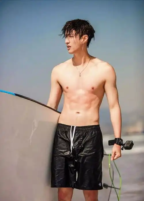 男星的腹肌有多炫,看到吴磊,网友表示这声老公我先叫