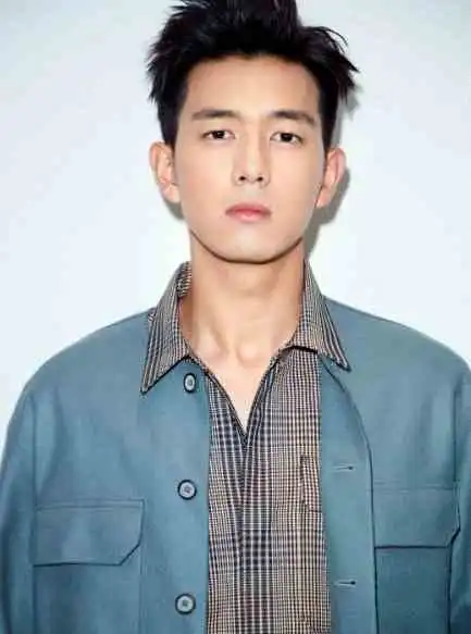 男明星挑战寸头,王源像傻小子,王一博变暗黑,李现早剪早火了