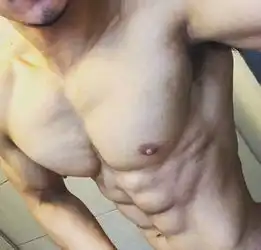 胸肌霸气,腹毛吸睛,人鱼线宛如雕刻,这个爱健身的肌肉男喜旅行