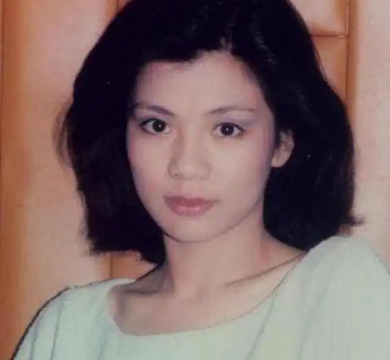 因情伤抑郁离世,今坟头杂草丛生,曾经男友娶当红女星,风光无限