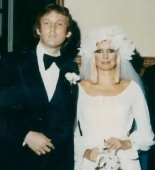 28岁伊凡娜二婚嫁特朗普,穿露肩白婚纱太惊艳,31岁特朗普也英俊