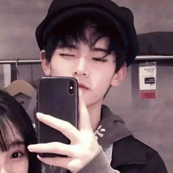 情侣头像他单膝下跪时,你欢喜吗