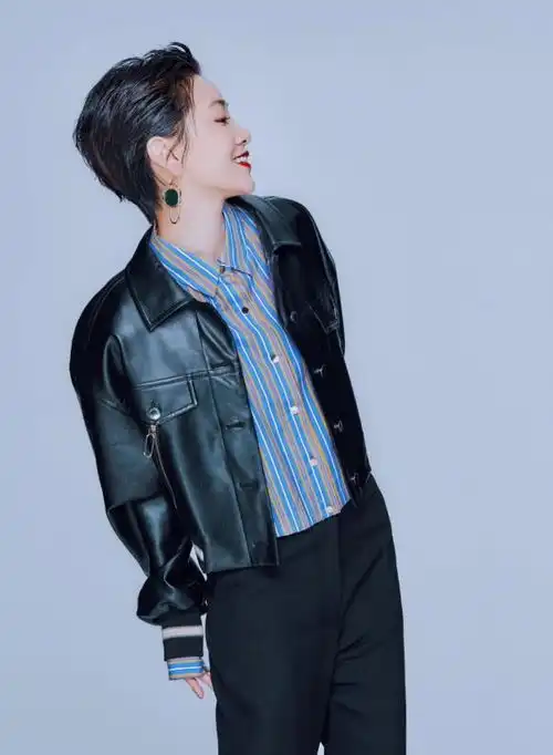 郭采洁在女扮男装吗,梳个大背头头发短到男生都汗颜,竟意外绝美