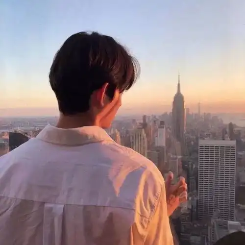 头像城市空荡的总是人又拥挤的没有你