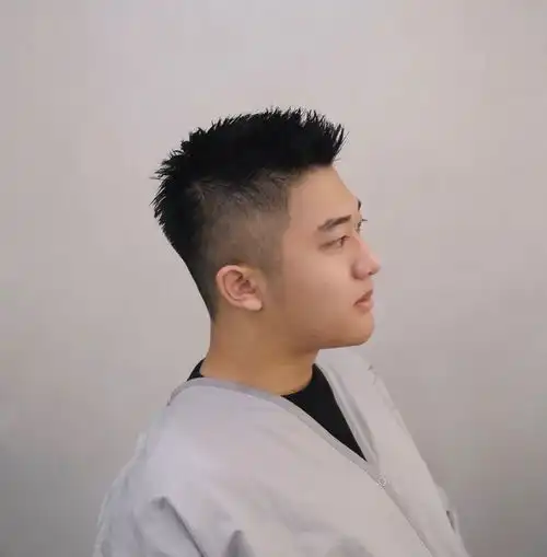 男人剪小飞机头发型超帅气,两边渐变推光,打造清爽干净造型