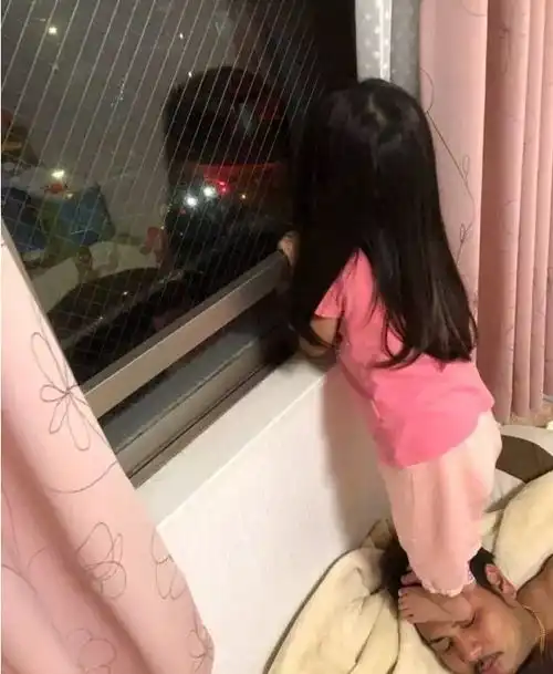 趣味动态图认真工作的女同事,简直要命