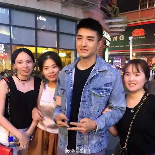 赵丽颖工作室新签约的两个男演员,你们觉得哪个更...