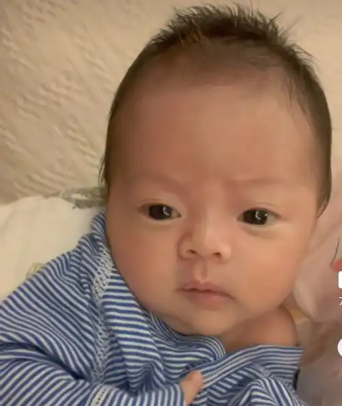90后女星官宣产子历经磨难终是母子平安,小男婴正脸首度曝光