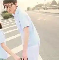 278x555的一左一右2张的牵手图就像
