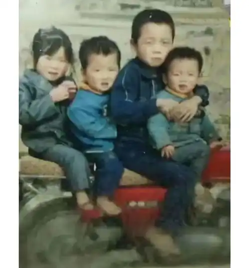 四个兄弟姐妹相隔30年的两张照片