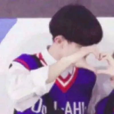 不明显情侣头像一男一女还没长大就老了