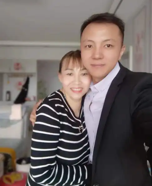 我,41岁带儿子二婚,没彩礼没婚礼,裸嫁认识3个月的28岁小男人