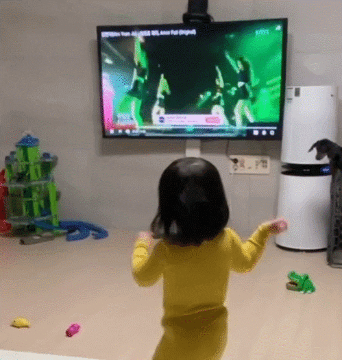 女版民国刷爆朋友圈圆滚滚的肚腩忧郁的眼神,萌化百万网友这小肚子太上头了