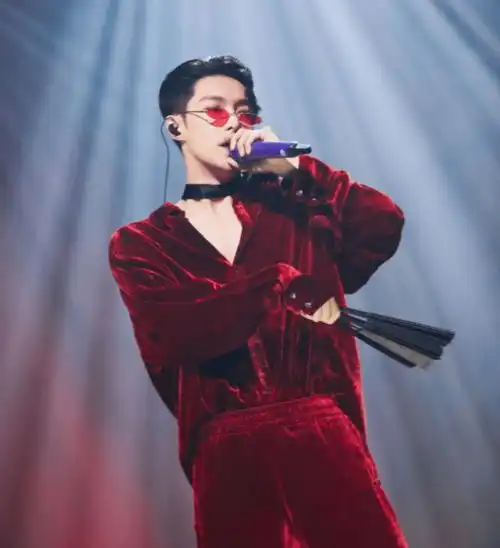 张艺兴谈偶像和演员都要有态度,不愧是人间清醒,说得太好了