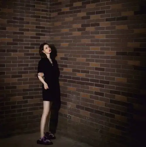 戚薇下班图好霸气,穿黑西装玩下身失踪,修长美腿超吸睛