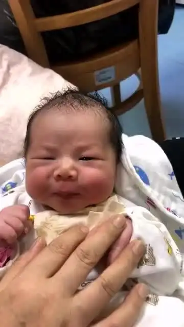 刚出生的宝宝喝水的样子都特别可爱