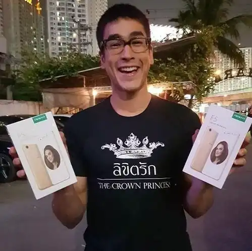 泰国男星演绎儒雅文艺风,有框眼镜引领新时尚