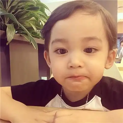 动画片突然插播广告,三岁萌娃一生气将电视机给砸烂