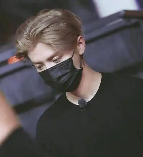 别的男星戴口罩都遮半张脸,看到王源戴上口罩,才知啥是巴掌脸