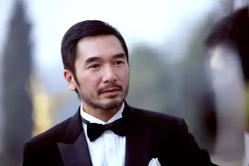 6位香港中年男明星55岁的方中信,男人味秒杀小鲜肉