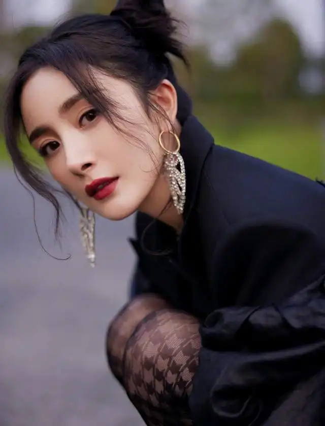 杨幂时隔6年罕见换头像竟因被罚众星扮丑,我和小伙伴都惊呆了