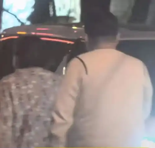 贾玲被曝有新恋情,深夜开百万豪车街边热聊,男方身形比她胖