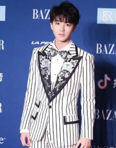 王俊凯动物园玩耍,脚下踩了一层绿白相间运动鞋,却意外好看