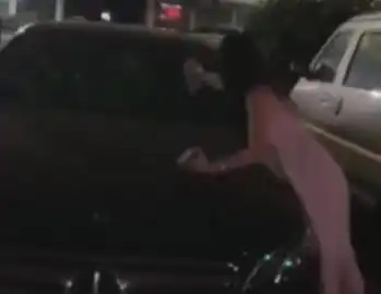 百万豪车全身是渣男,美女疑遭劈腿亲自喷漆,不理会闺蜜劝阻