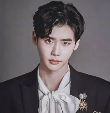 男生三七分偏分斜刘海发型图片帅气又小鲜肉十足