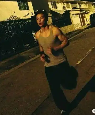 张晋8块腹肌,猛男身材,大器晚成的西装暴徒