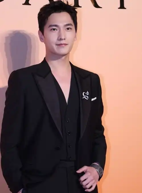 杨洋有成熟男人的样子了,穿黑色西装配胸针,绅士感藏不住了