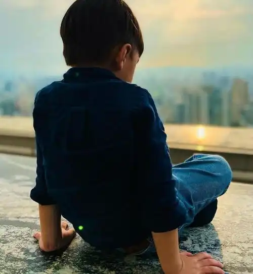 周杰伦晒儿子屋顶阳光照,昆凌晒怀孕期间的面包美食,生活很幸福