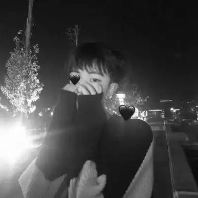 颓废男生黑白头像孤独比将就好受