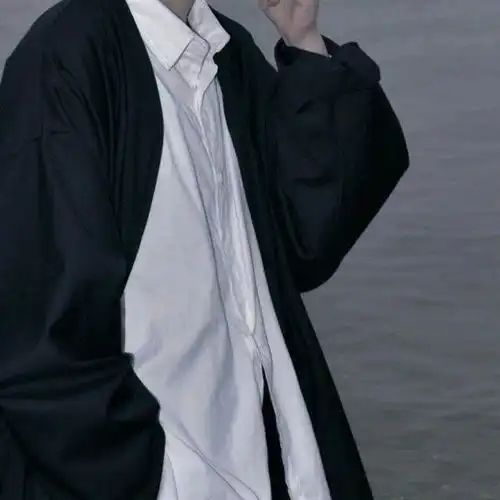 经典文学名句每朵云都下落不明,每盏月亮都不知所踪