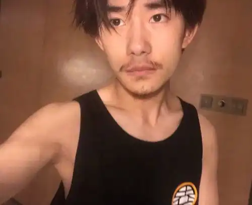 为高考蓄须明志易烊千玺穿黑背心留胡子,男大十八变男人味足