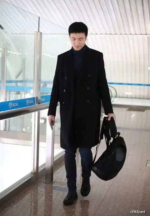 高伟光超帅气,高领配大衣有男人味,身材好比例就像九头身