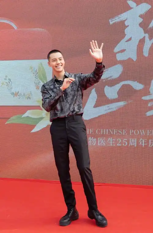 陈伟霆打造潮流范,西装寸头男人味十足,阔腿裤让造型更出众