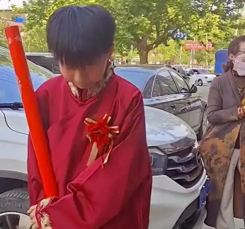 好可怜,14岁男生五一假当伴郎,伴娘竟是班主任,网友如何互动