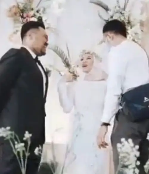 新娘婚礼上紧紧拥抱前男友,新郎苦笑,神情悲伤又无奈