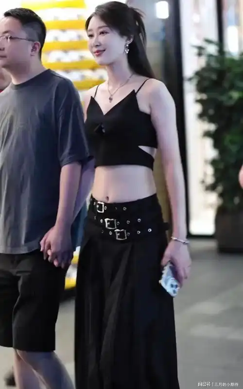一位成熟稳重的男子和一位青春靓丽的女子手牵手出现在街头