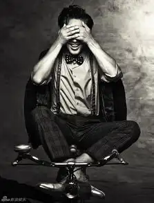 组图吴秀波鬼马表情包大撒把骑车晒平衡感