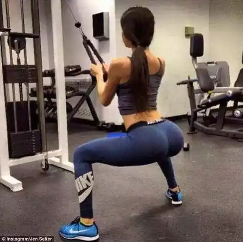 健身前应该购买什么装备鞋啊衣服什么的适合健身小白好穿的