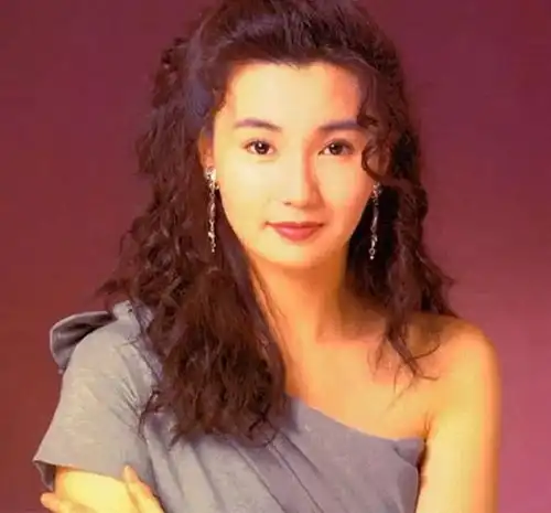 54岁张曼玉近照瘦出新高度,皮衣半身裙吸睛,但发型真是一言难尽