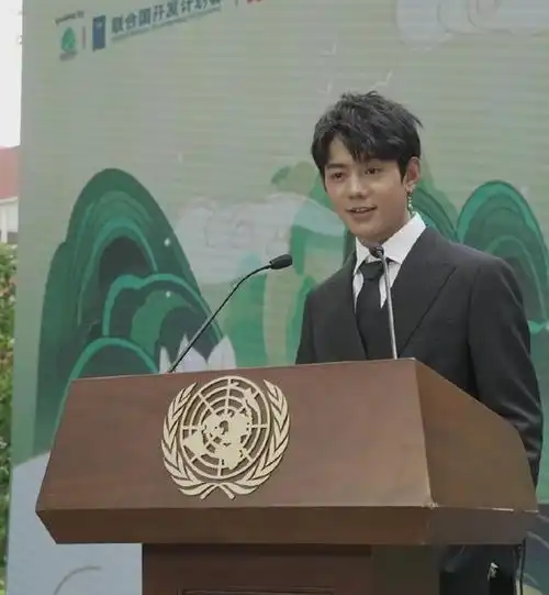 丁真参加活动现场,未修图颜值立马被打回原形