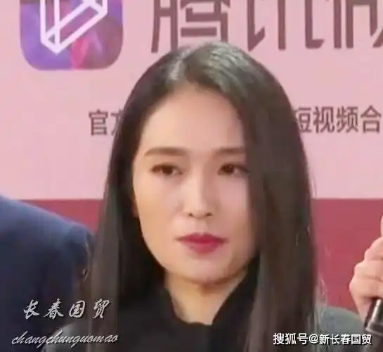 张艺谋38岁大女儿近照曝光,五官精致颜值不输女明星